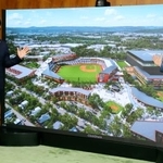 　北海道の鈴木直道知事（右）と面会するプロ野球日本ハムの栗山英樹ＣＢＯ＝２日午後、道庁