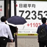 　街角に大きく表示される株価＝東京都中央区