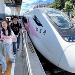 　中国の端午節の連休に、北京市郊外の駅へ到着した列車＝６月（共同）