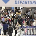　成田空港の国際線出発ロビー＝４月