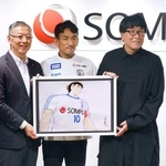 　ＳＯＭＰＯホールディングスと「キャプテン翼」のパートナーシップ契約締結に伴う記者発表で、写真に納まる（右から）高橋陽一さん、中田英寿さんら＝２日午後、東京都内