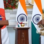 　共同記者発表する高市首相（左）とインドのモディ首相＝２日、ニューデリー（共同）