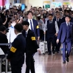 　サッカーＷ杯北中米３カ国大会を終え、帰国した森保監督（手前右）と日本代表の選手たち＝２日午後、羽田空港