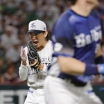 　６回、西武・ネビン（手前）を三ゴロに仕留め、手を叩いて声を上げるソフトバンク・大津＝みずほペイペイドーム