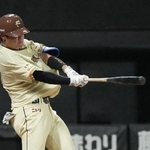 　５回日本ハム２死、吉田が左越えに本塁打を放つ＝エスコンフィールド