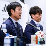 　サッカーＷ杯北中米３カ国大会を終え帰国し、記者会見する森保一監督。奥は日本サッカー協会の宮本恒靖会長＝２日、東京都内