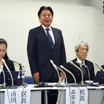 　記者会見する東京都北区立滝野川第三小の高草木政浩校長（左から２人目）ら＝２日午後、東京都北区