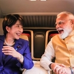 　高市首相のＸ（旧ツイッター）に２日に投稿された、モディ首相（右）と言葉を交わす高市首相の写真
