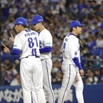 　９回に登板し、先頭打者から２者連続四球で交代を告げられたＤｅＮＡ・山崎（右）。左は相川監督＝横浜