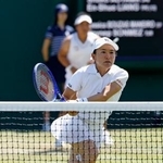　女子ダブルス１回戦でプレーする青山修子（手前）、梁恩碩組＝ウィンブルドン（共同）