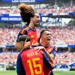 　スペイン-オーストリア　後半、チーム２点目のゴールを決め喜ぶスペインのポロ（右）＝ロサンゼルス（共同）