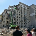 　ロシア軍のミサイルで破壊された住宅＝２日、ウクライナ・キーウ（共同）