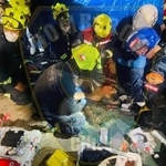 　２日、ベネズエラ・ラグアイラ州で男性の救出作業に当たる隊員ら（チリ消防当局提供・ゲッティ＝共同）
