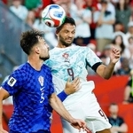 　ポルトガル-クロアチア　試合終了間際、ヘディングで決勝ゴールを決めるポルトガルのラモス（右）＝トロント（共同）