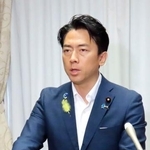 　記者会見する小泉防衛相＝３日午前、国会内
