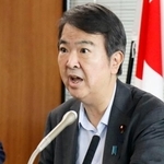 　記者会見する石原環境相＝３日午前、環境省