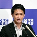 　記者会見する中道改革連合の小川代表＝３日午前、国会