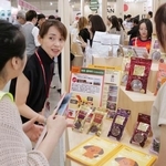 　「台北ペットショー」で自社製品を紹介するオリエント商会の田畑千子専務（左から２人目）＝３日、台北市（共同）