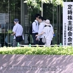 　トヨタ自動車の定時株主総会の会場へ向かう人たち＝６月、愛知県豊田市