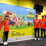 　「スーパーマリオ」の世界を表現したコースでランニングを楽しむイベントを紹介する主催者ら＝３日午後、札幌市の大和ハウスプレミストドーム