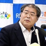 　賃上げ率の最終集計結果について説明する連合の仁平章副事務局長＝３日午後、東京都千代田区