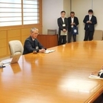 　資源エネルギー庁の久米孝電力・ガス事業部長（右）から報告を受ける宮下宗一郎青森県知事（左）＝３日午後、青森県庁