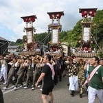 　「あばれ祭」が始まり、石川県能登町内を巡行するキリコ＝３日午後