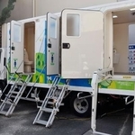 　大阪府交野市の青年の家に設置予定のトイレトラック＝３日午後