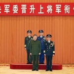 　中国軍の上将昇格式で写真に納まる習近平国家主席（手前左）と上将に任命された（奥左から）張曙光氏、王剛氏＝３日、北京（新華社＝共同）
