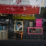 　イランの首都テヘランの書店に飾られた前最高指導者アリ・ハメネイ師の肖像＝２日（ＡＰ＝共同）