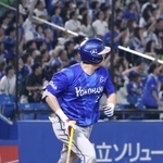　１０回ＤｅＮＡ１死三塁、代打筒香が勝ち越しの左犠飛を放つ＝神宮