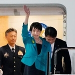 　インド訪問を終え、羽田空港に到着した高市首相＝３日深夜