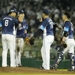 　オリックスと引き分け、タッチする西武ナイン＝ほっともっと神戸