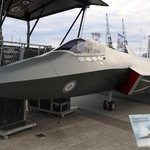 　日本、英国、イタリアが共同開発する次期戦闘機の模型＝２０２５年９月、ロンドン（共同）