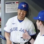 　ブルージェイズの岡本和真＝６月３０日、トロント（共同）