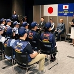 　南米ベネズエラに派遣される国際緊急援助隊・医療チームの出発式＝４日午前、東京都大田区