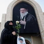 　４日、イランの前最高指導者アリ・ハメネイ師の国葬に参列した人＝テヘラン（ロイター＝共同）