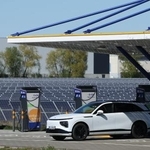 　太陽光発電施設で充電されるＥＶ＝４月２９日、ドイツ東部ツォルバウ近郊（ゲッティ＝共同）