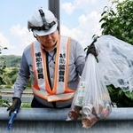 　回収された「黄金のペットボトル」などが入った透明袋＝６月、岐阜県瑞浪市の中央道屏風山ＰＡ