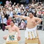 　熱田神宮で奉納土俵入りを披露する大の里＝４日、名古屋市