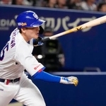 　８回中日２死三塁、石川昂が中越えに適時二塁打を放つ＝バンテリンドーム