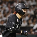 　１回、先頭打者本塁打を放ち一塁へ向かうロッテ・藤原＝みずほペイペイドーム