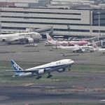 　羽田空港を離陸する全日空機と駐機する日航機＝４日午後（共同通信社ヘリから）