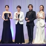 　「日本ジュエリーベストドレッサー賞」の表彰式で記念写真に納まる（左から）浜辺美波さん、前田敦子さん、高市首相、堂本光一さん、松本まりかさん、高岡早紀さん＝４日午後、東京都内（代表撮影）