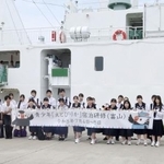 　「えとぴりか」（後方）に乗船宿泊して、北方領土問題を学ぶ研修に参加する富山県の中学生ら＝４日午後、射水市