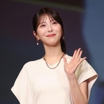　「第３７回日本ジュエリーベストドレッサー賞」に選ばれた浜辺美波さん＝４日午後、東京都内（代表撮影）