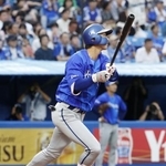 　２回ＤｅＮＡ２死一塁、梶原が右中間に先制２ランを放つ＝神宮