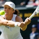 　女子シングルス３回戦でプレーするイガ・シフィオンテク＝ウィンブルドン（共同）