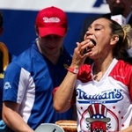 　米ＮＹのホットドッグ早食い大会の女性の部で優勝した須藤美貴さん＝４日（ロイター＝共同）