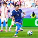 　パラグアイ-フランス　後半、先制ＰＫを決めるフランスのエムバペ＝フィラデルフィア（共同）